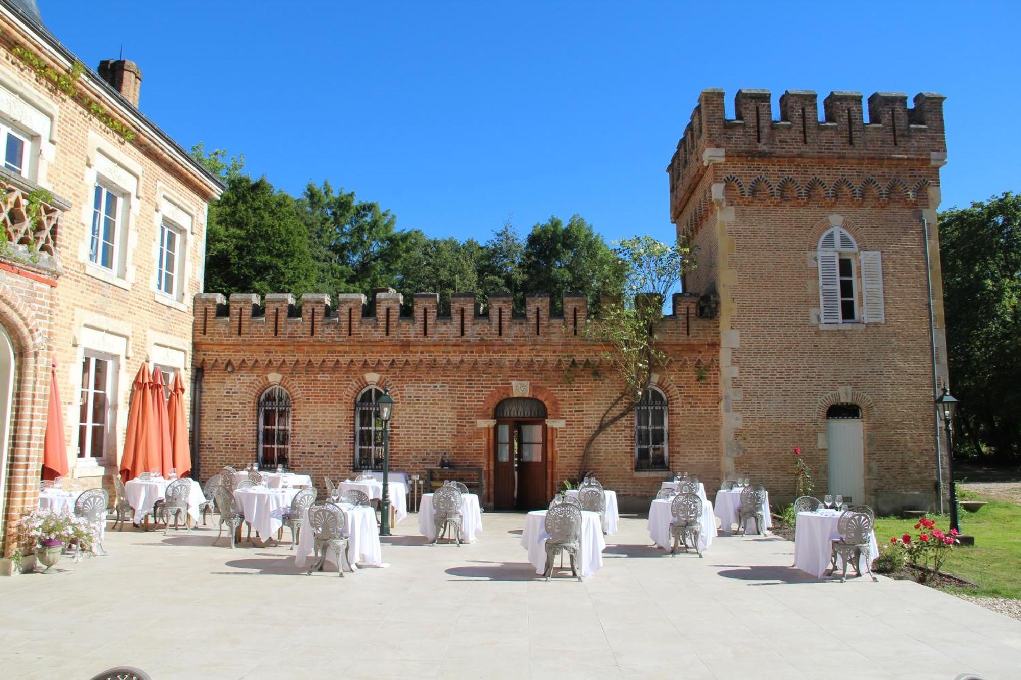 Hostellerie Du Chateau Les Muids La Ferté-Saint-Aubin Exterior foto